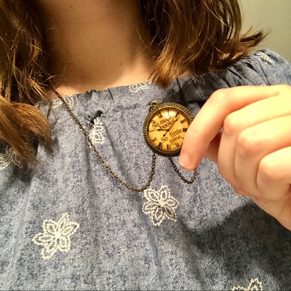 “So many books, so little time” necklace - Picture 5 of 5
